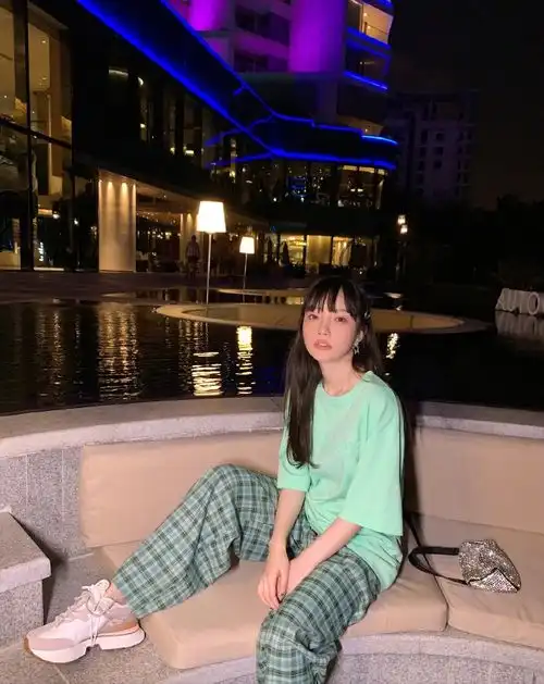 李小璐好闺蜜领证才9天,怒撕结婚证小15岁老公与女儿相处融洽
