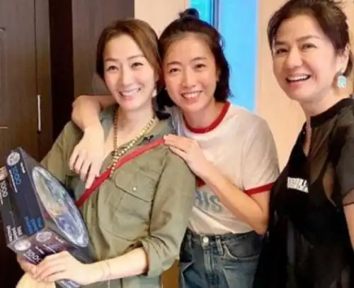 61岁钟楚红与好友聚会,被异性亲密揽怀中,一旁古天乐喝到脸通红