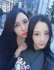 李小璐与闺蜜自拍开心比v闺蜜口红颜色抢镜