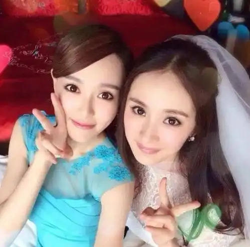 elle活动,杨幂全程无视唐嫣,和刘诗诗互动频繁,闺蜜情回不去了