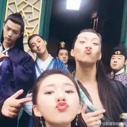 一个是关晓彤闺蜜,一个是关晓彤舍友,网友都是98年差距却很大