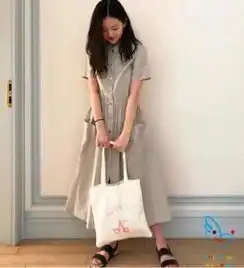 李嫣和闺蜜同游迪士尼完美继承王菲大长腿,时尚感比窦靖童还强