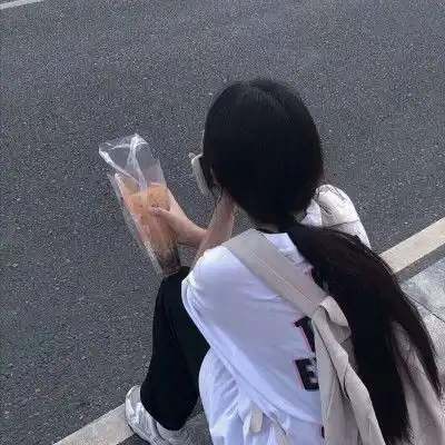 学院风搞怪女生头像