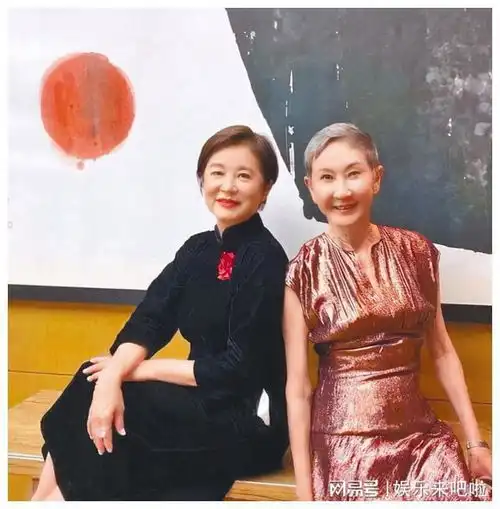 66岁林青霞近况,私下跟闺蜜聚餐,扎丸子头显年轻不惧怼脸拍