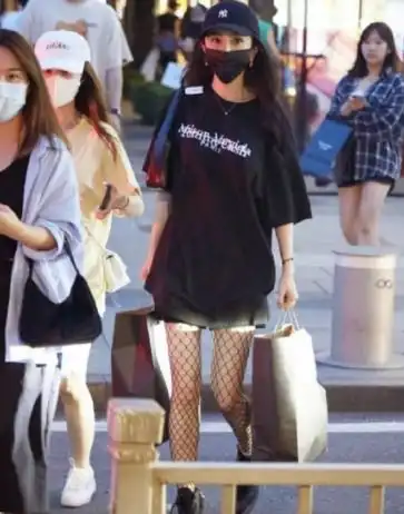 杨幂现报复性逛街,和闺蜜在三里屯又被偶遇,真人瘦到不敢相信