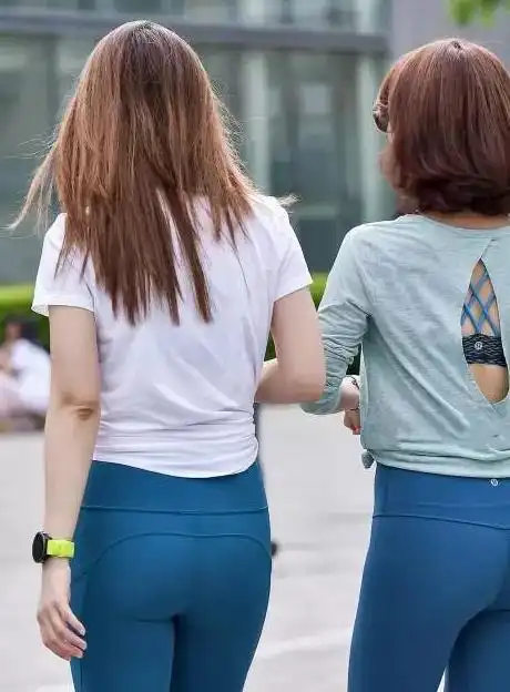 闺蜜俩相邀健身一行,瑜伽紧身裤衬托浓郁运动气息