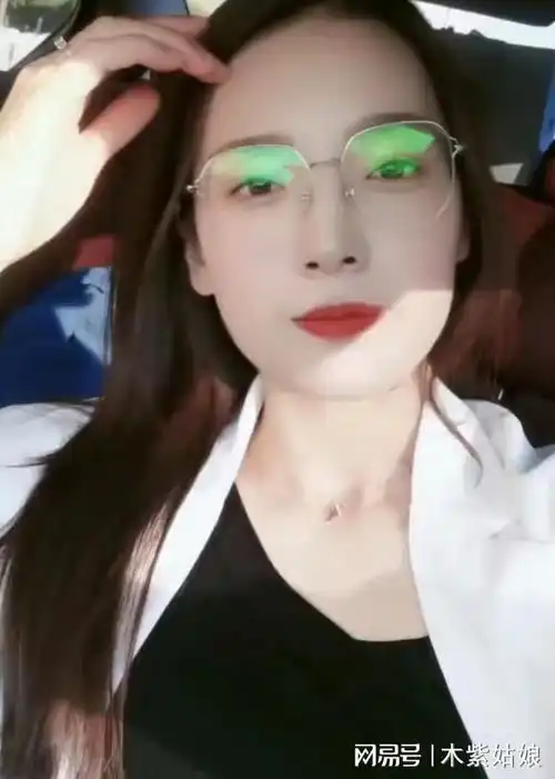 女子和闺蜜们聚餐吃到一半,老公们不约而同来店里接,看颜值秒懂