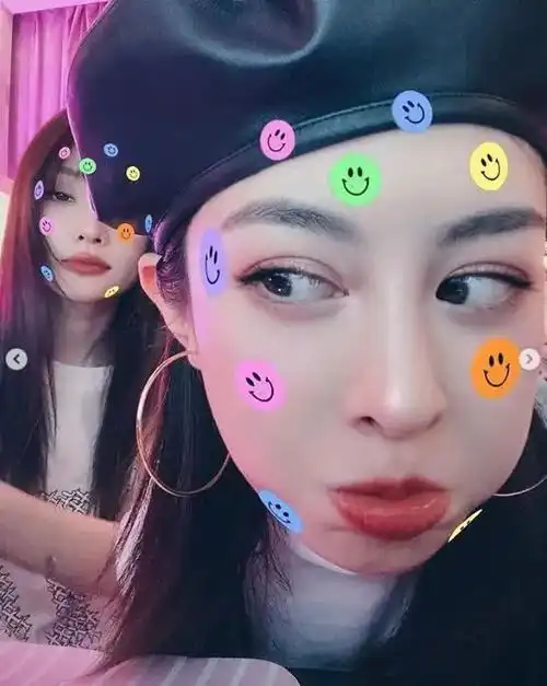 李小璐和闺蜜聚会玩自拍卖萌超开心,妆容精致颇有网红既视感