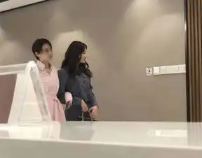 真吃货张馨予迪丽热巴吃路边摊同款动作挡脸拒被拍