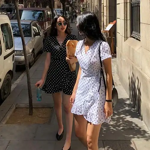 同好姐妹穿上清新闺蜜连身裙一起去旅行