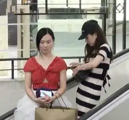 郭富城与太太约会看电影,方媛拎爱马仕包包显身份