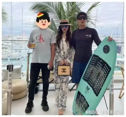 霍思燕带两孩子与闺蜜逛街吃饭,贴心为神秘女孩梳头发