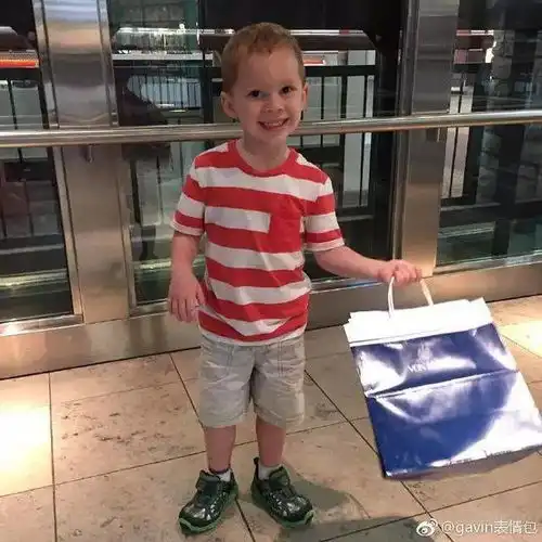 这个表情包男孩以假笑出名,他叫gavinthomas