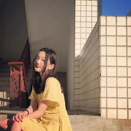 李嫣不受李亚鹏官司影响,与闺蜜聚餐比耶心情好,v字脸笑容甜已成小美女