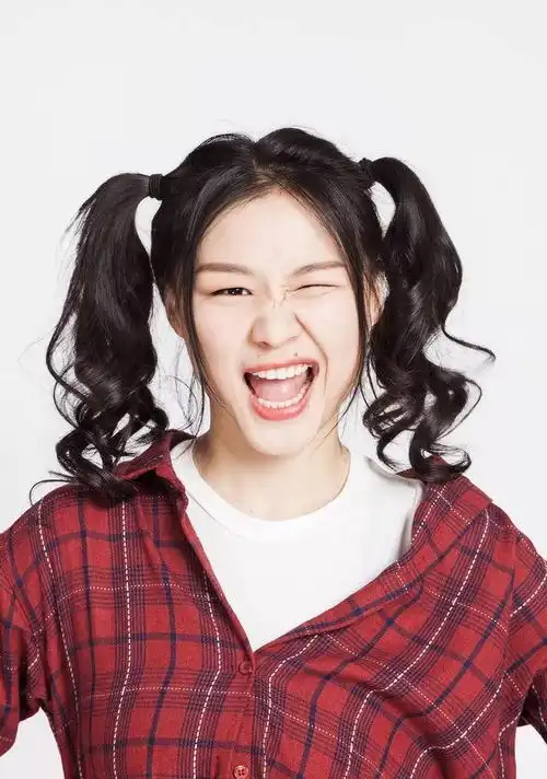 春晚与黄晓明飙绕口令,抢宋祖儿风头,这个表情包女孩何许人