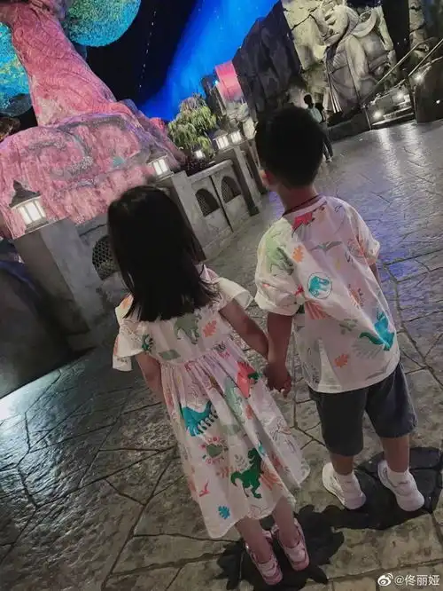 陈思诚跟佟丽娅带娃逛环球影城,帮前妻拿着小黄人玩偶,全程很低调