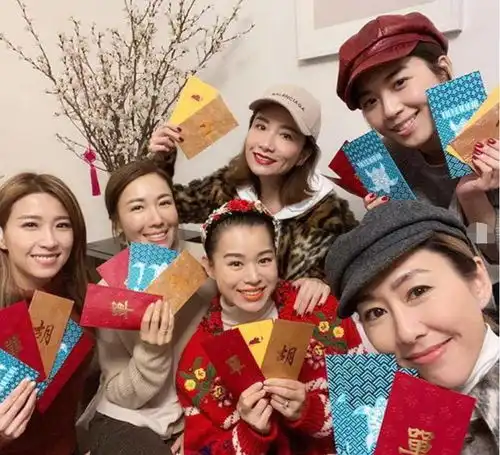 tvb花旦合体41岁胡杏儿穿大红棉睡衣,跟过年蹲在家的你一模一样