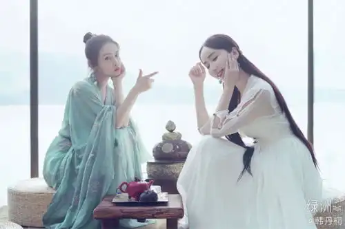 娄艺潇韩丹桐身着别致的古风长袍,演绎白娘子与小青的神仙闺蜜情