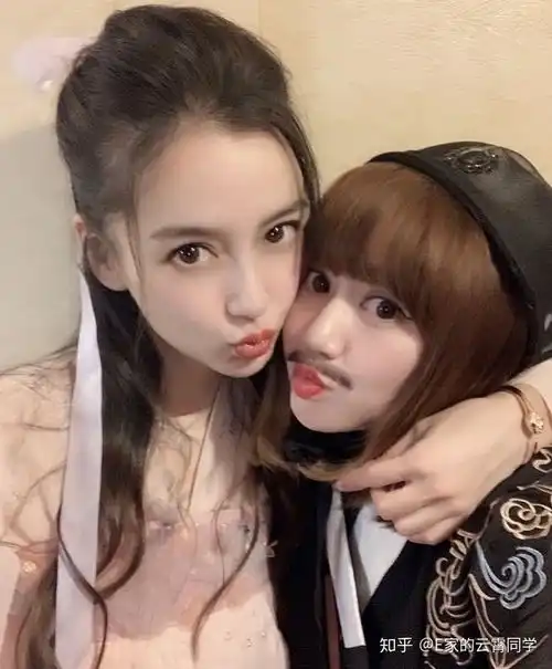 杨颖与闺蜜过万圣节,可是从合照中看,为何所有人共用一张脸