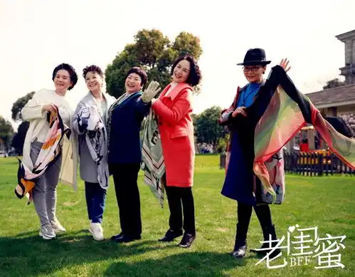 潘虹五姐妹拍照也离不开丝巾,配妈妈装依旧时髦,65岁气质真好