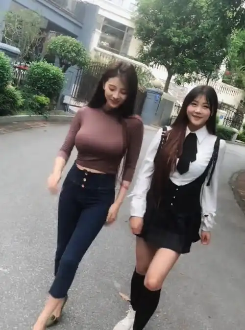 一对时髦的闺蜜,清纯女孩vs御姐女神