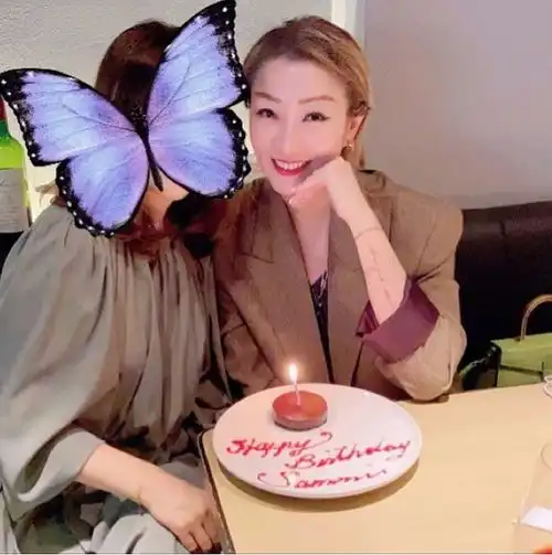郑秀文48岁生日与闺蜜庆祝不见许志安,蛋糕上家庭成员只有猫狗
