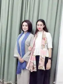 赵丽颖妹妹现身北电为艺考闺蜜加油打气