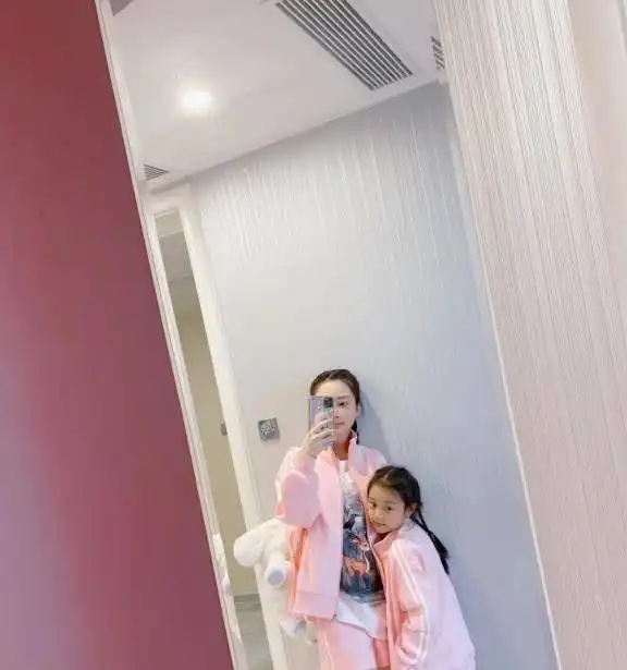 李小璐拉甜馨拍照,39岁还学年轻人扮酷,亲子穿搭成时尚范本