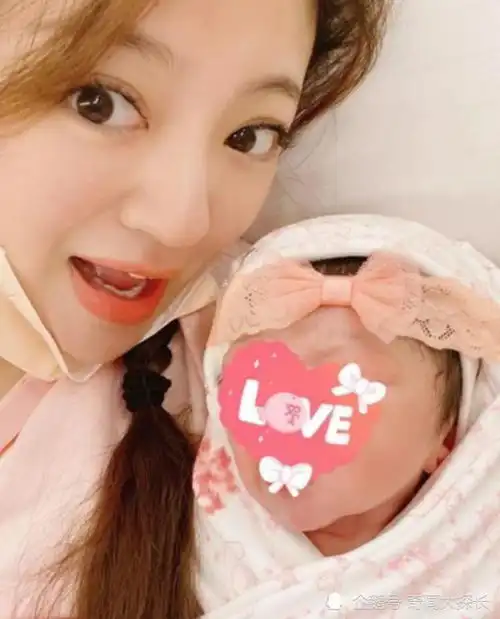 安以轩产后带儿子打针,66被爸爸抱怀里大哭,哭完和护士拜拜好呆萌