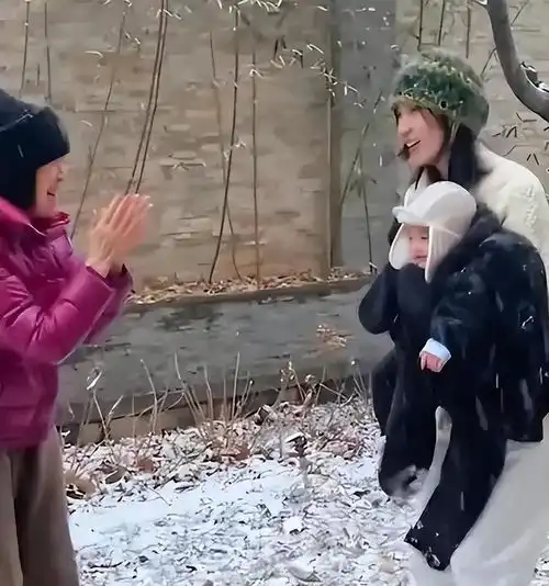 李嫣晒旅行照片,闺蜜一起涂指甲,穿吊带衣服做温情动作