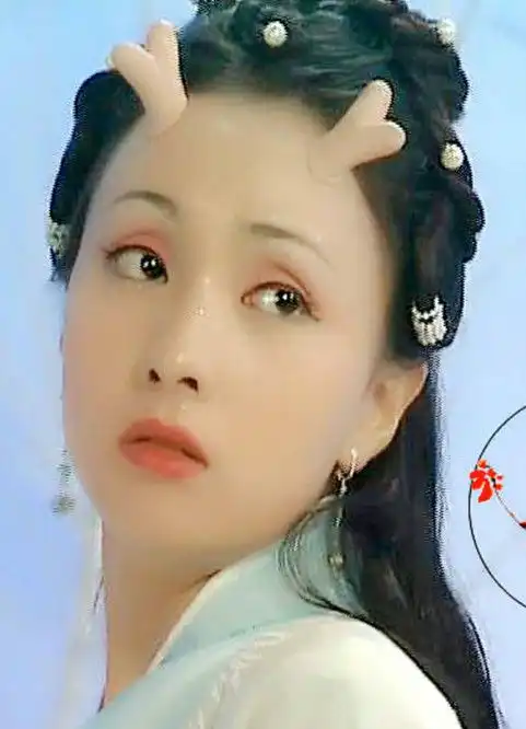 陶虹低调现身闺蜜公司,走路生风,冲镜头比心非常开心