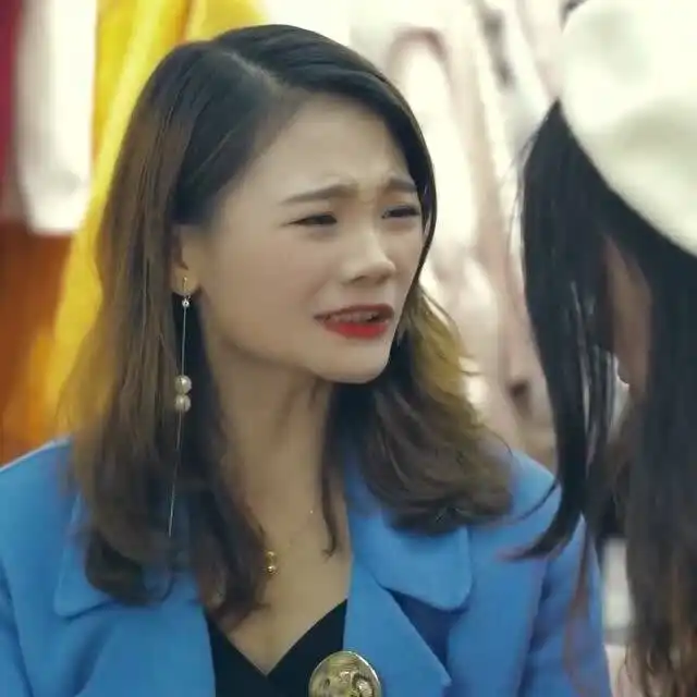 男子和富婆女友逛街,正好撞见被他抛弃的前女友,闺蜜的做法亮了