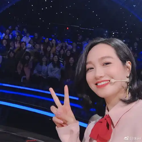 朱丹发高烧不敢和女儿碰面,深夜下班晒与闺蜜合影,闺蜜五官超正