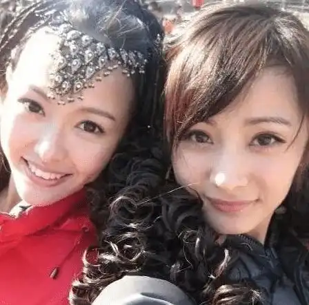昔日闺蜜成仇人杨幂与唐嫣再度同框无交流,二人之间相隔数人