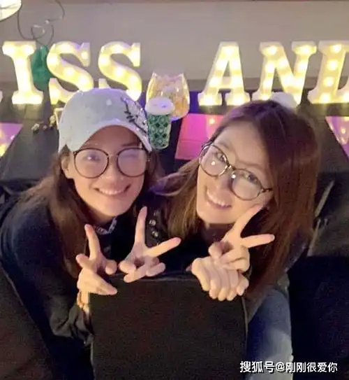 林心如与舒淇等闺蜜合照,素颜颜值高,林心如鼻子好奇怪