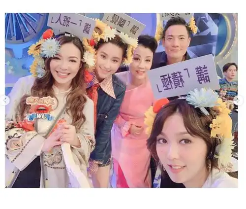 何超莲晒与薛凯琪自拍,两人锥子脸明显再陷入整容风波