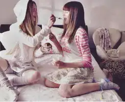我想diy一对杯子,关于闺蜜的,谁可以发一些图片呢,要印在杯子上的,全文字的也好