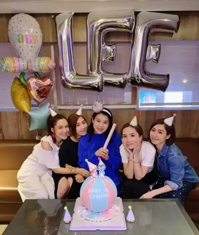 迎接将要出生的宝宝胡杏儿挺孕肚聚会,闺蜜为她悉心布置场地