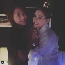 何超莲开派对庆生与窦骁聊天笑得合不拢嘴,闺蜜直言看着就幸福