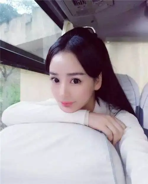 借杨幂的名气商演炒作还找个撞脸热巴的闺蜜这是最糟心的替身吧