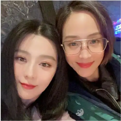 范冰冰久违秀闺蜜情张钧甯穿羽绒服不输她,杨天真穿皮草好贵气