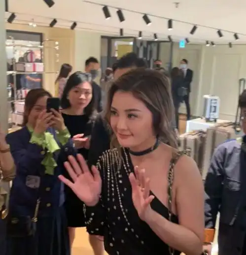 何超莲窦骁4月大婚再添铁证,闺蜜阿sa走漏口风,忙改口转移话题