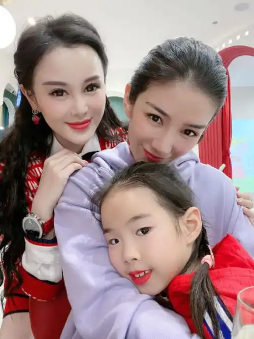 黄奕为6岁女儿铛铛低调庆生,董璇钟丽缇携女出席