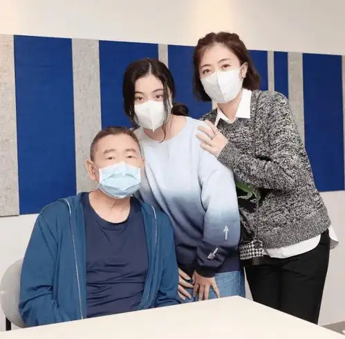 富婆同框虞书欣与甘比女儿结伴出海,坐游艇玩海钓尽显奢靡气质