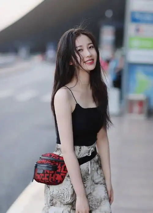 街拍穿搭吊带衣的小姐姐特别喜欢笑容美的姑娘