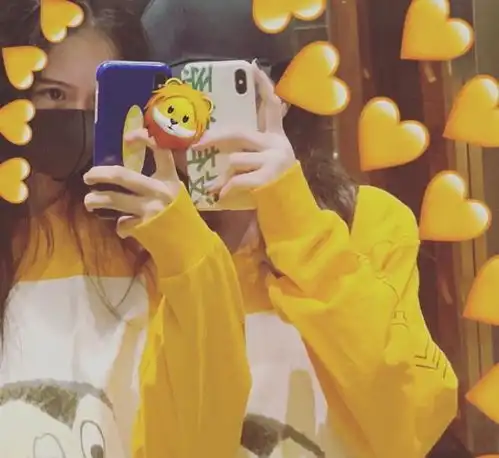 王菲女儿李嫣与闺蜜穿同款似双胞胎,两人同款筷子腿十分抢镜
