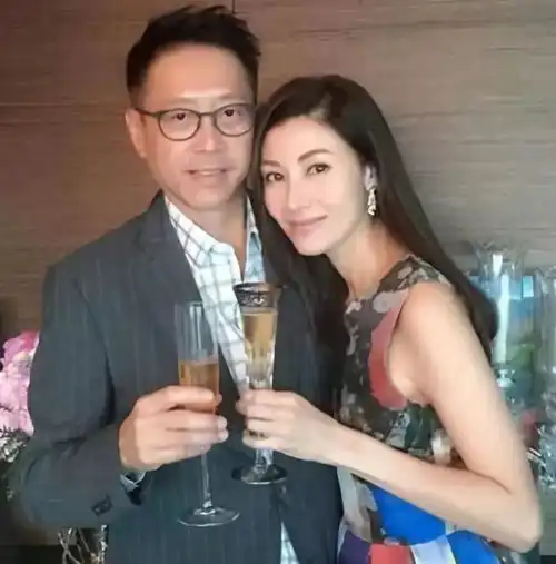 嫁给爱情的最美港姐,结婚十年岁月却只在老公身上留下了痕迹
