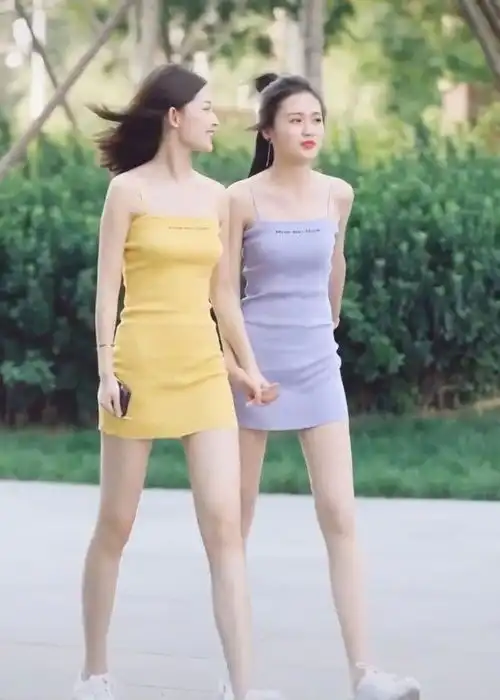 身高体型一样的闺蜜裙子都要买同款,下次逛街还能换着穿,真甜