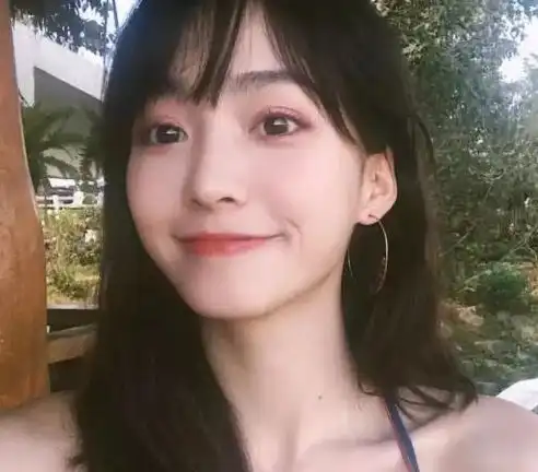 女生睡觉时头发要怎么摆放避免这1点,稳住发际线还是小仙女