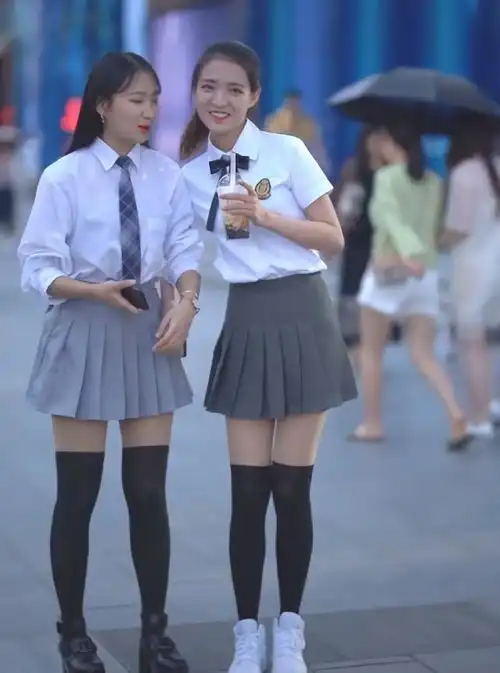 假闺蜜穿搭同款百褶裙,你瘦还穿深色,友谊的小船要翻了